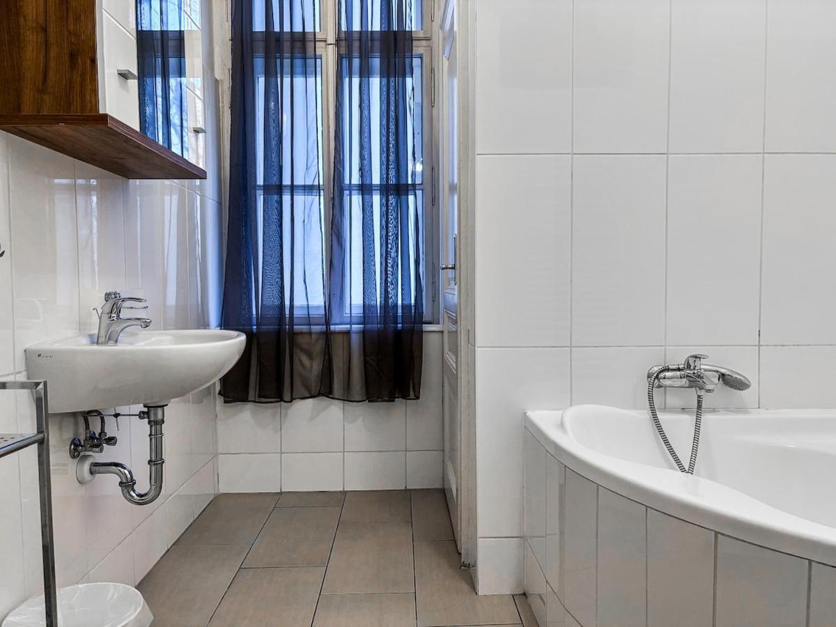 Apartment At Westbahnhof I Close To Shopping Street & Metro *