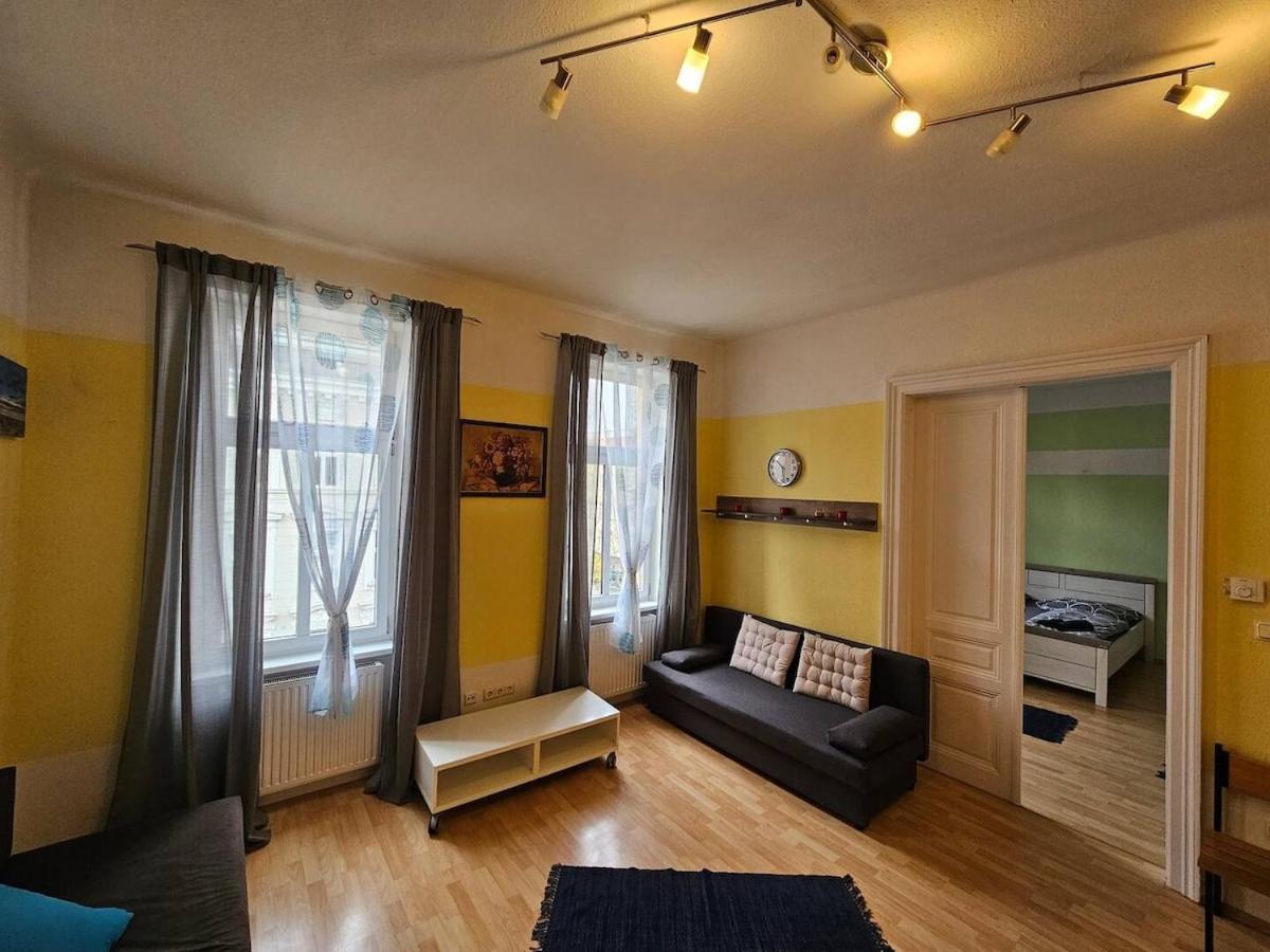 At Westbahnhof I Close To Shopping Street & Metro Apartment Wien