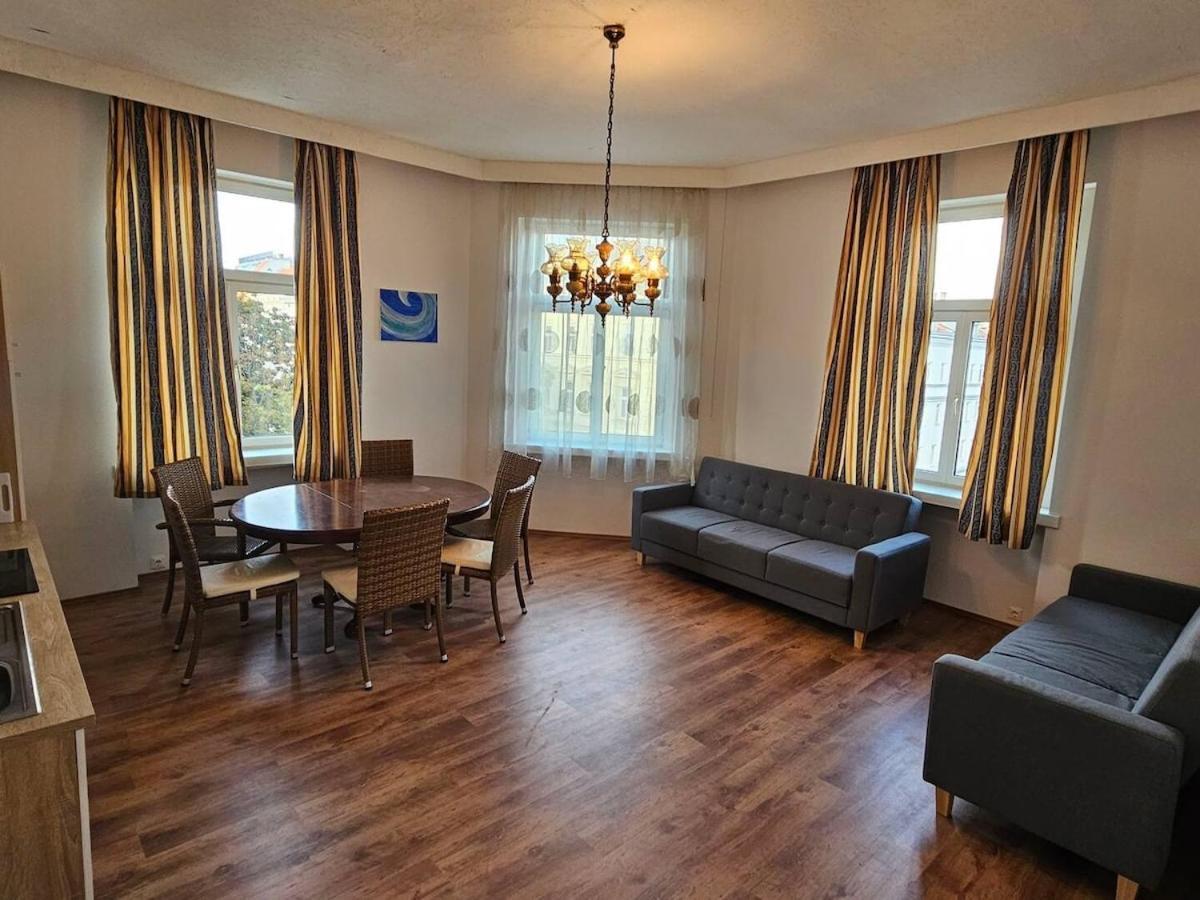 At Westbahnhof I Close To Shopping Street & Metro Apartment *
