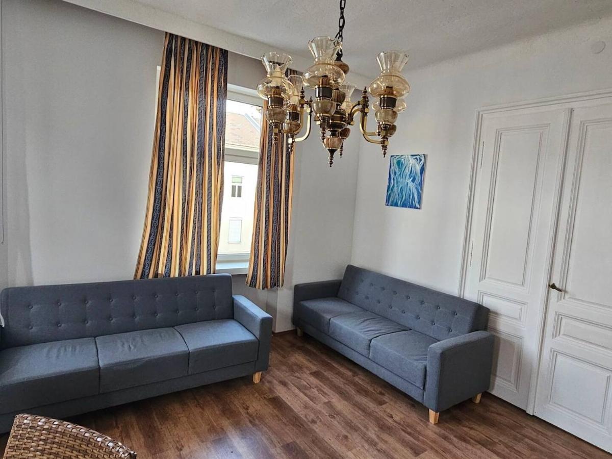 At Westbahnhof I Close To Shopping Street & Metro Apartment Wien