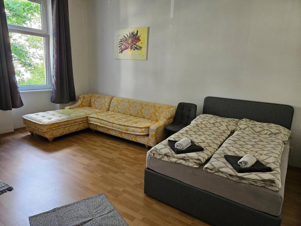 At Westbahnhof I Close To Shopping Street & Metro Apartment *