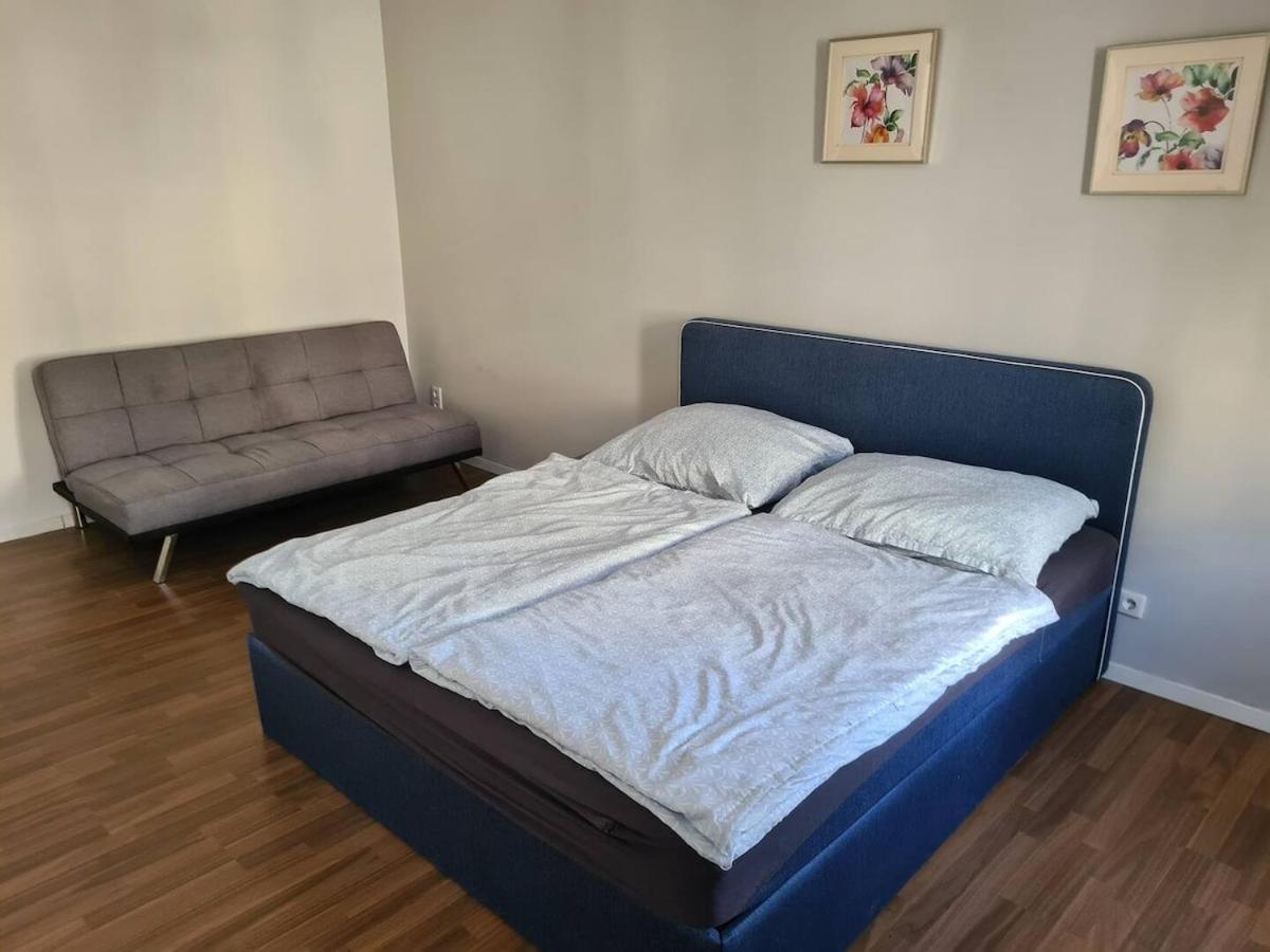 At Westbahnhof I Close To Shopping Street & Metro Apartment Wien