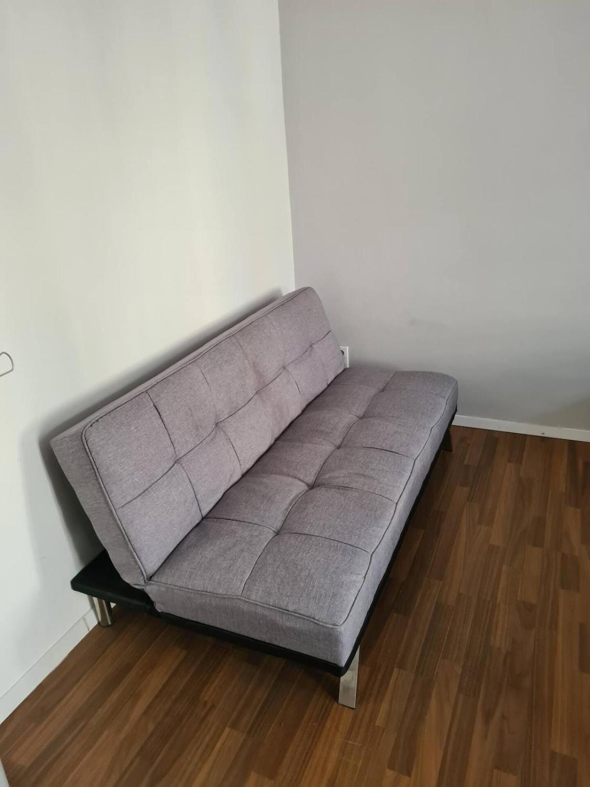 At Westbahnhof I Close To Shopping Street & Metro Apartment *