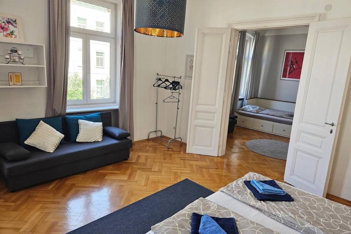 At Westbahnhof I Close To Shopping Street & Metro Apartment *