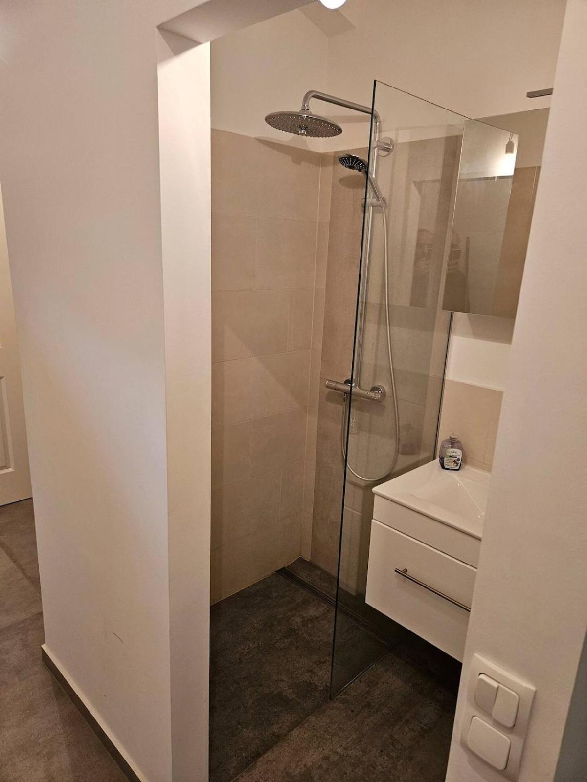At Westbahnhof I Close To Shopping Street & Metro Apartment *