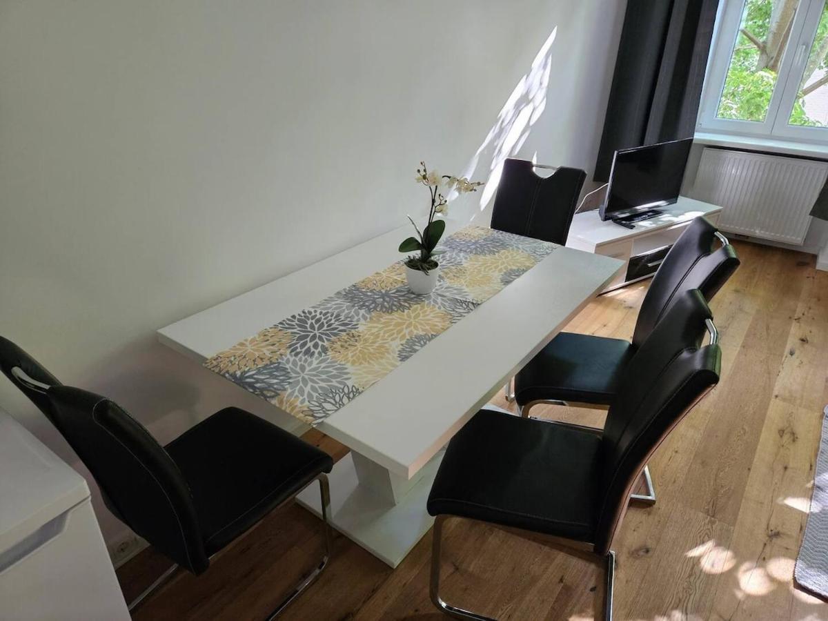 At Westbahnhof I Close To Shopping Street & Metro Apartment Wien