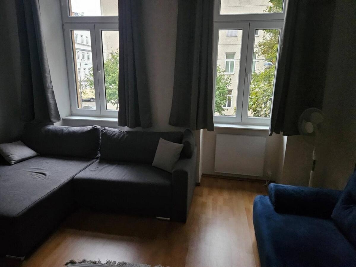 At Westbahnhof I Close To Shopping Street & Metro Apartment *