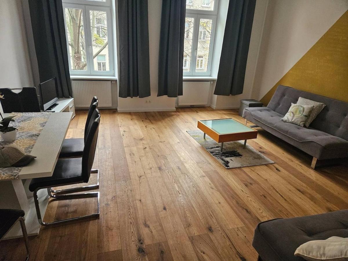 At Westbahnhof I Close To Shopping Street & Metro Apartment